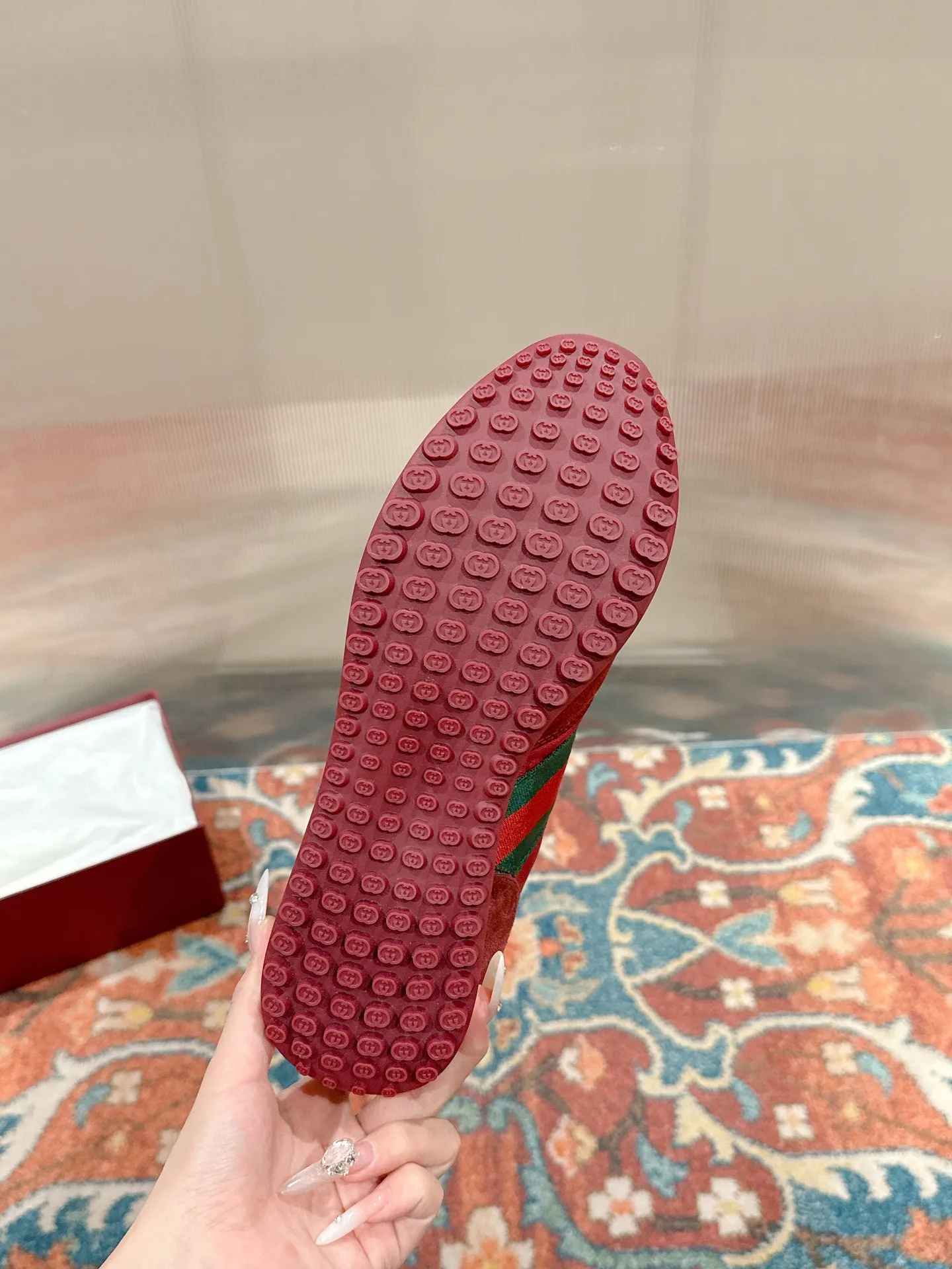 p700🐮🐮 GUCCI 2025 latest spring and summer catwalk style sports shoes Forrest Gump shoes 25 super popular show items with high appearance rate and many celebrities and Internet celebrities. The classic shoe design uses innovative stitching technology to create a water-like flowing texture. Super comfortable on the feet. Leather splicing and breathable logo fabric with classic green and red webbing embellishment. All show the brand tone (buttons are removable) original molded combination outsole ▪️Size: Male 39-44 (Male 45, customized, non-returnable)